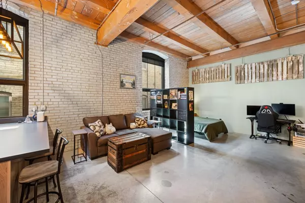 Minneapolis, MN 55413,127 5th ST NE #106