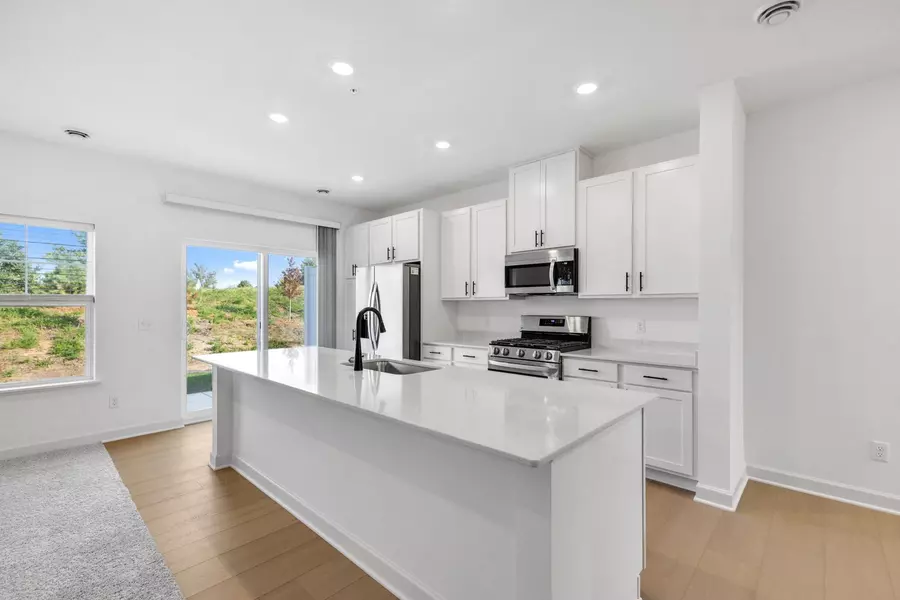 182 Huntington DR, Waconia, MN 55387