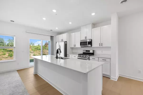 182 Huntington DR, Waconia, MN 55387