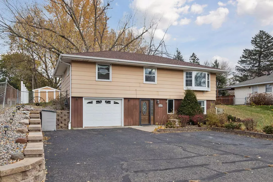 6632 4th ST N, Oakdale, MN 55128