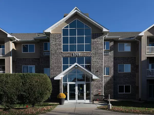 1321 Lake DR W #320, Chanhassen, MN 55317