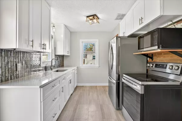 Owatonna, MN 55060,916 Linn AVE SW