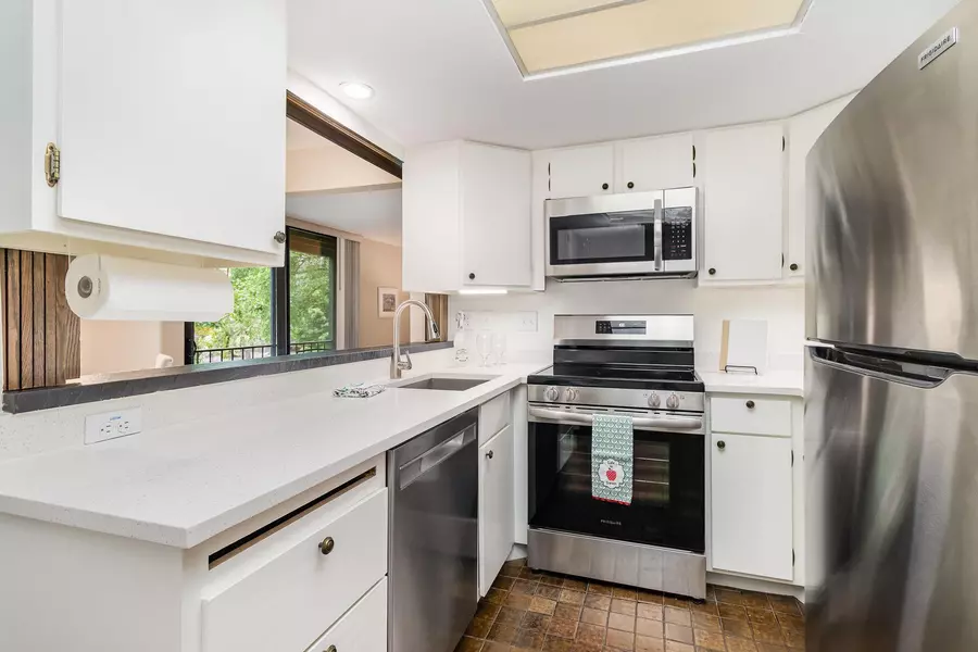 6085 Lincoln DR #220, Edina, MN 55436