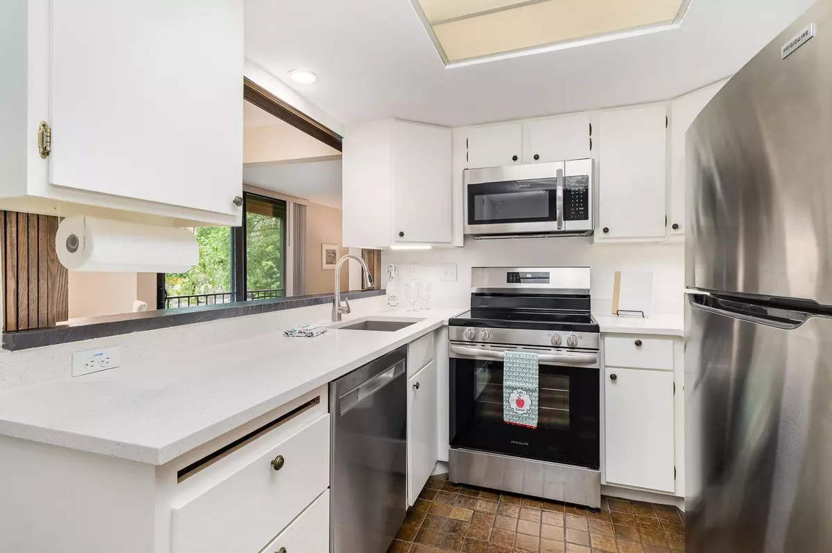 Edina, MN 55436,6085 Lincoln DR #220