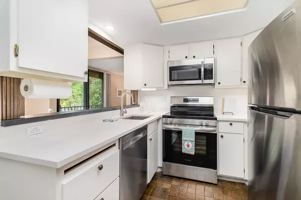 6085 Lincoln DR #220, Edina, MN 55436