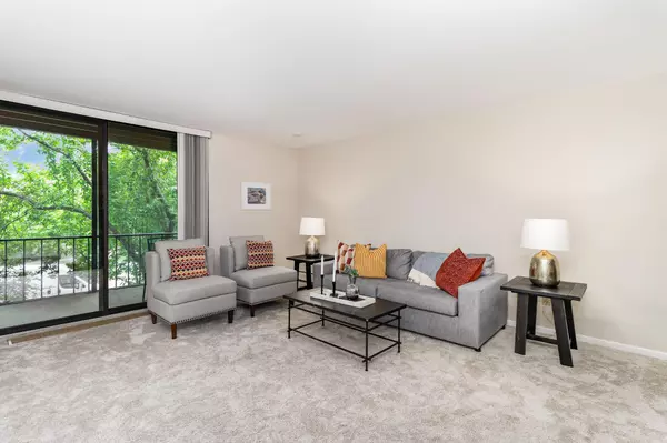 Edina, MN 55436,6085 Lincoln DR #220