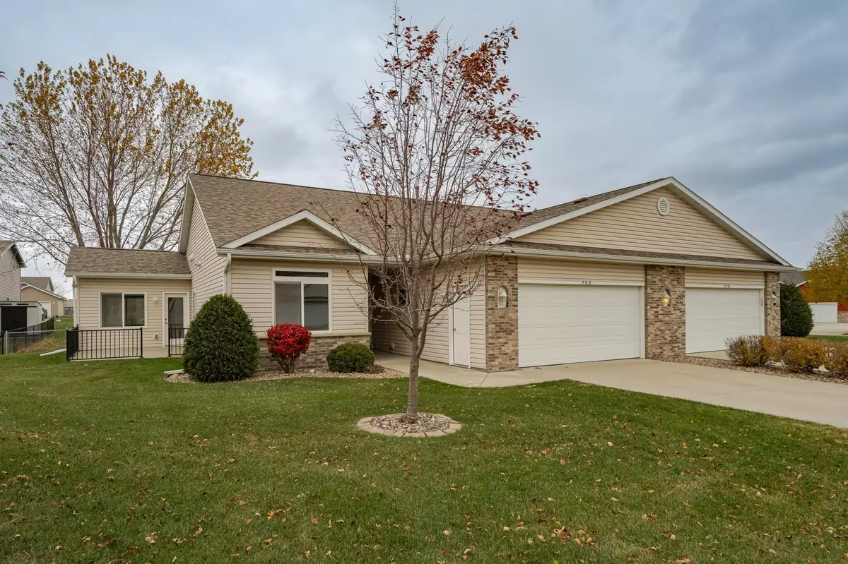 Kasson, MN 55944,706 15 1/2 AVE NW