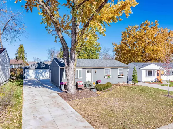 112514 Washington LN, Chaska, MN 55318