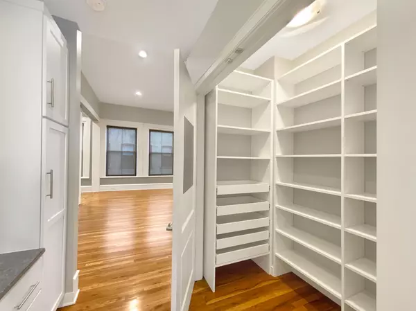 Saint Paul, MN 55101,300 Wall ST #708