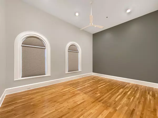 Saint Paul, MN 55101,300 Wall ST #708