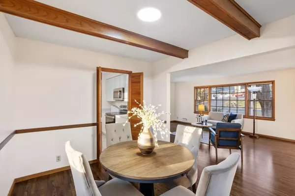 101 Heritage CIR N, Burnsville, MN 55337