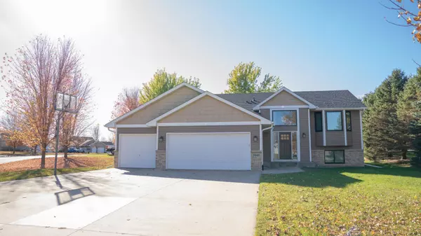 1048 Prairie Ridge LN, Lester Prairie, MN 55354