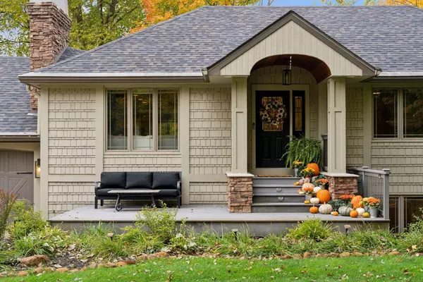 Deephaven, MN 55391,4195 Hillcrest LN