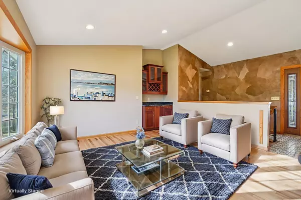 9685 Clover CIR, Eden Prairie, MN 55347