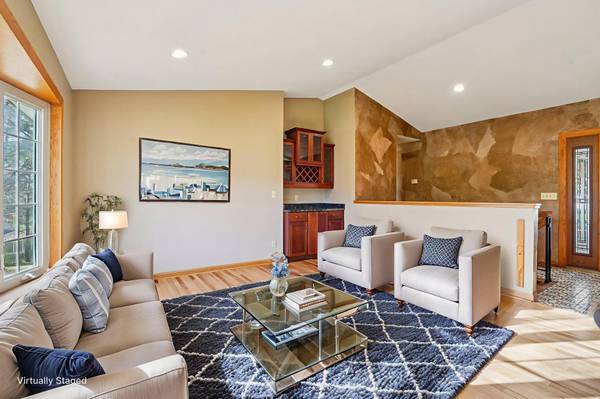 9685 Clover CIR, Eden Prairie, MN 55347