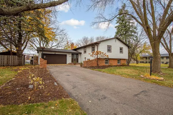 Burnsville, MN 55337,13400 Knob Hill RD