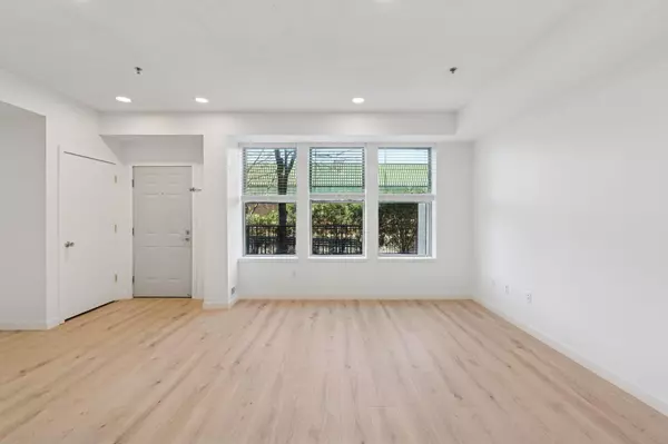 Burnsville, MN 55337,150 E Burnsville Pkwy #116