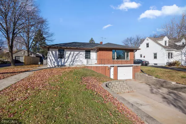 2181 Sunrise DR N, Maplewood, MN 55117