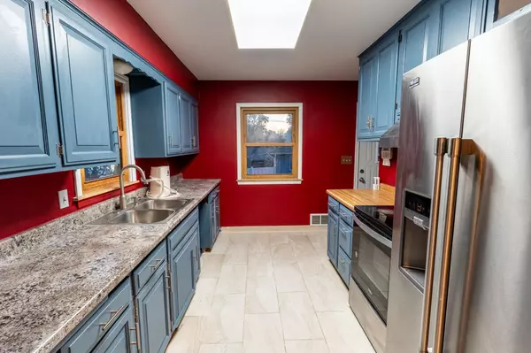 Maplewood, MN 55117,1740 Onacrest Curve