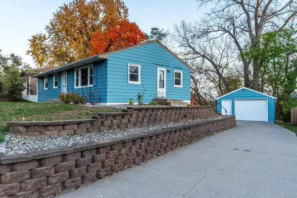 1740 Onacrest Curve, Maplewood, MN 55117