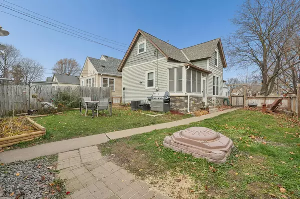 Saint Paul, MN 55106,1052 Geranium AVE E