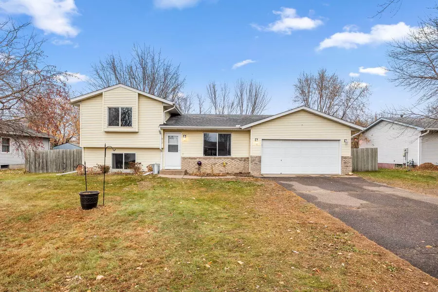 812 Cedar ST SW, Isanti, MN 55040