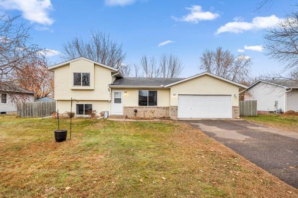 812 Cedar ST SW, Isanti, MN 55040
