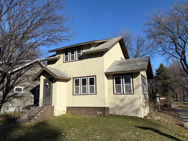 1124 University DR S, Fargo, ND 58103