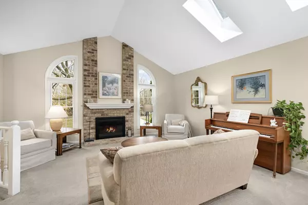 Eden Prairie, MN 55347,8950 Knollwood DR