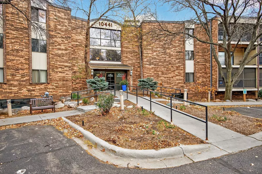 10441 Greenbrier RD ##222, Minnetonka, MN 55305