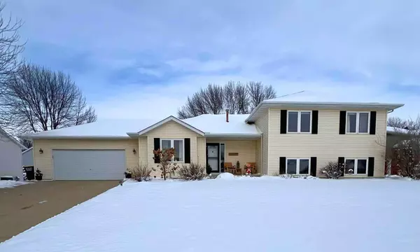 405 Thomas DR, Eagle Lake, MN 56024