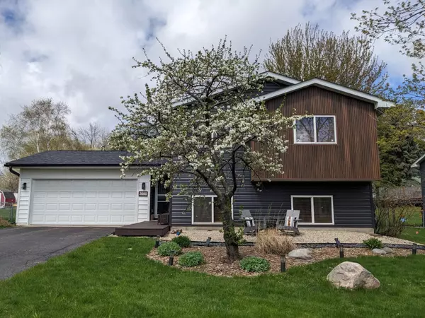 2680 Brittany LN, Woodbury, MN 55125