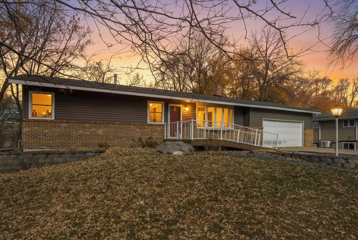 Minnetonka, MN 55305,11004 Oak Knoll TER N