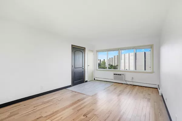 Maplewood, MN 55117,2072 Mississippi ST