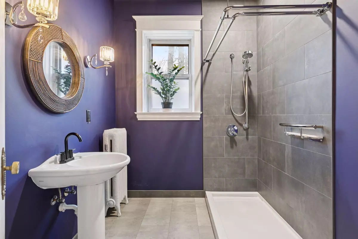 Saint Paul, MN 55104,69 Milton ST N #1