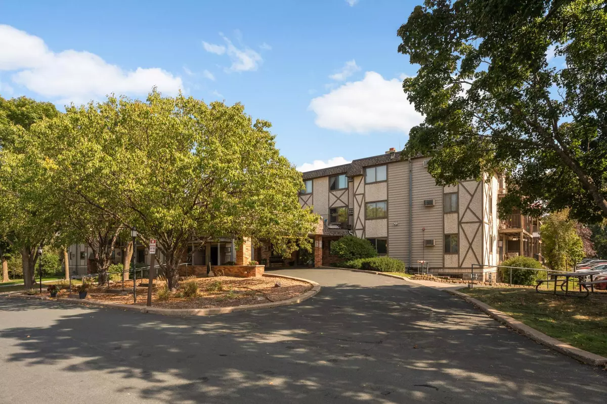 Plymouth, MN 55441,1304 W Medicine Lake DR #202