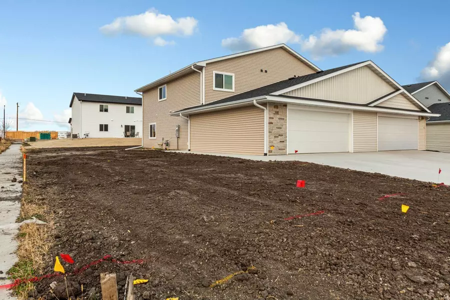 3200 Noble DR, Mankato, MN 56001