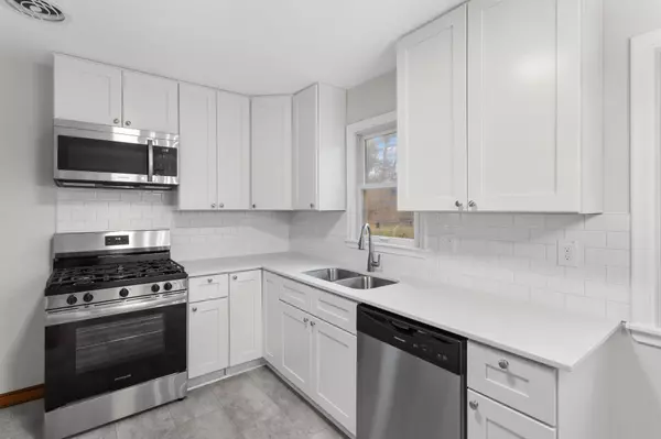 947 Lovell AVE W, Roseville, MN 55113