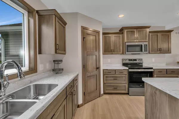 Sartell, MN 56377,1701 Knottingham DR