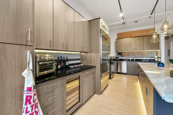 Minneapolis, MN 55405,290 Market ST #702