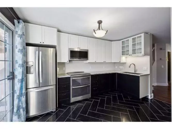 8909 Peep O Day TRL, Eden Prairie, MN 55347