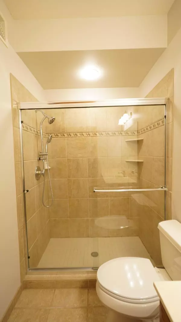 Edina, MN 55436,5250 Grandview SQ #2212