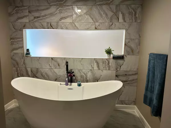 Lakeville, MN 55044,16899 E Lake DR