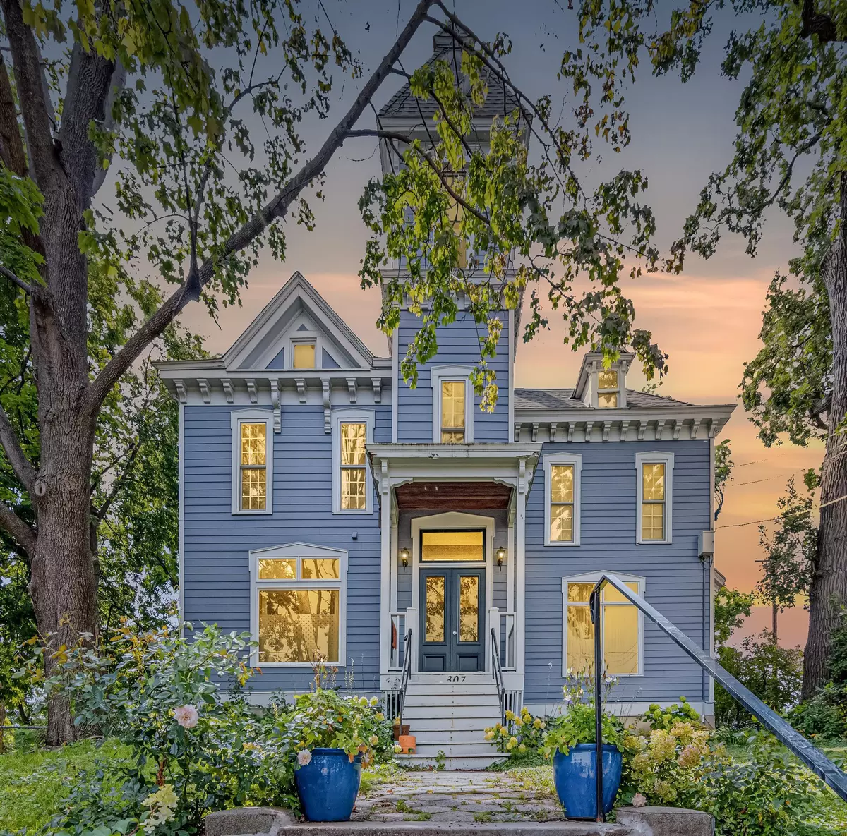 Saint Paul, MN 55102,307 Walnut ST #2