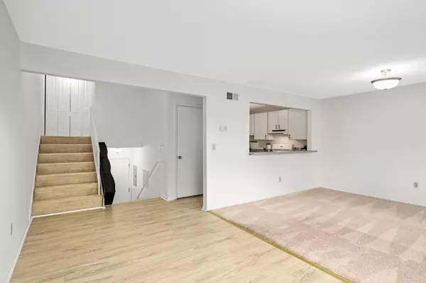 Eden Prairie, MN 55347,8944 Neill Lake RD #142B