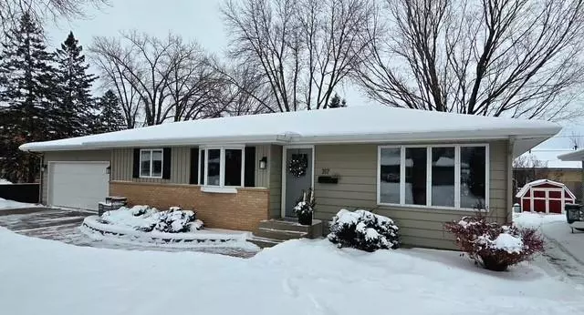 317 W 4th ST, Waconia, MN 55387