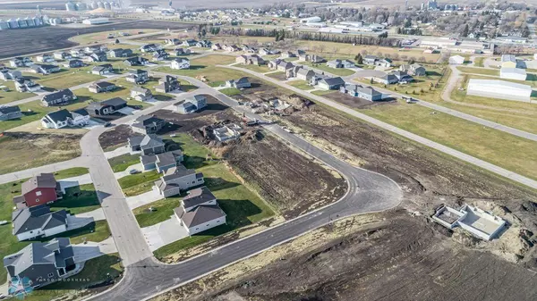 325 NEWPORT Pkwy N, Kindred, ND 58051