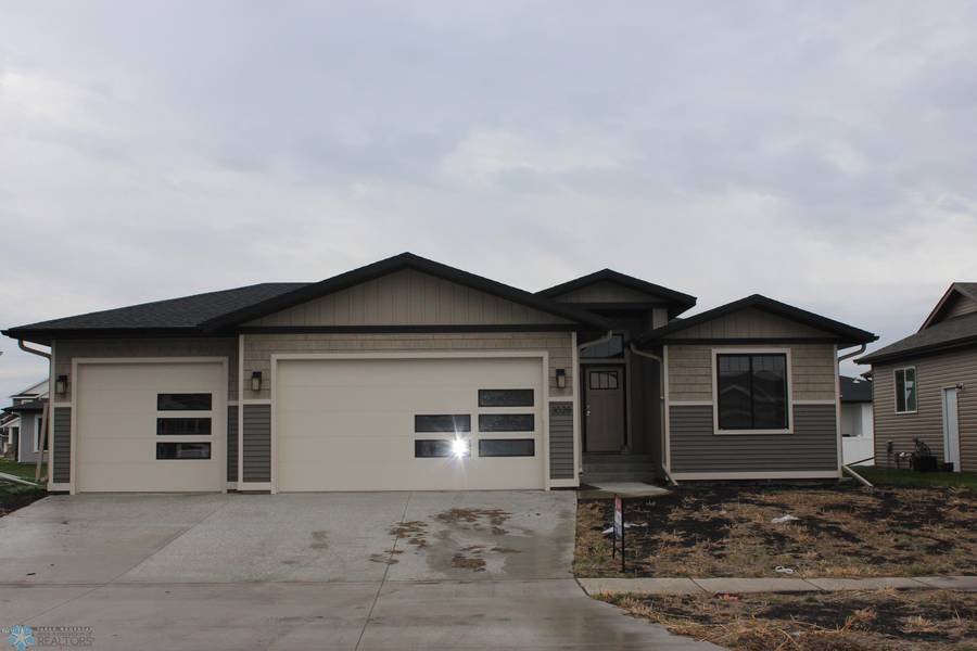 3028 RIDGE DR, West Fargo, ND 58078