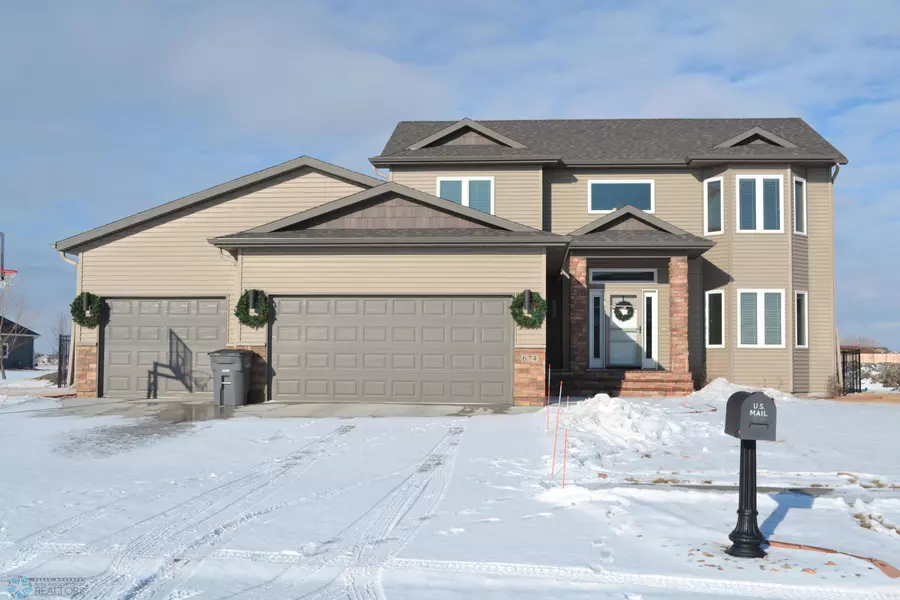 674 WESTMINSTER DR, Moorhead, MN 56560