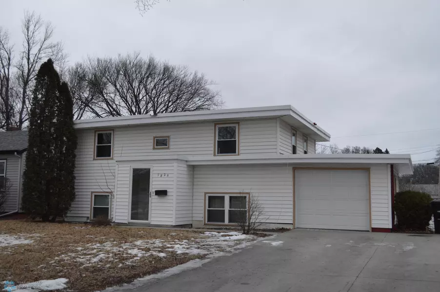 1825 BROADWAY N, Fargo, ND 58102